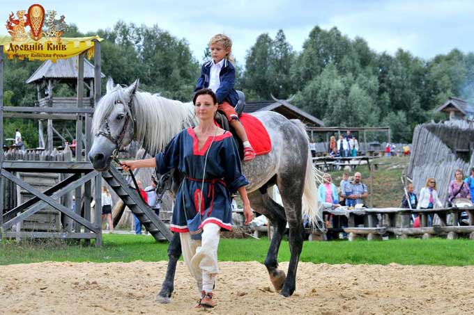 koni v parke kievskaya rus