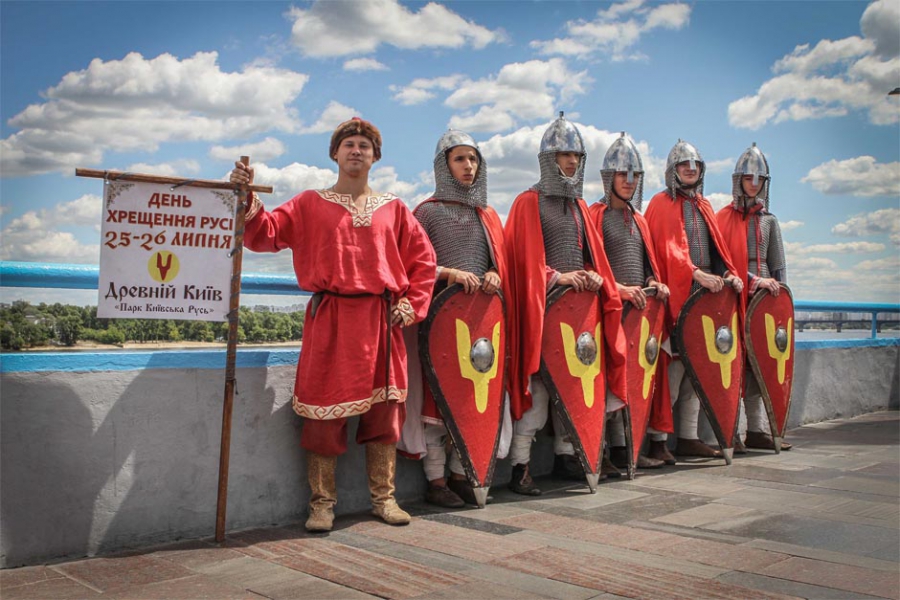 Средневековых витязей можно было встретить в Киевском метро